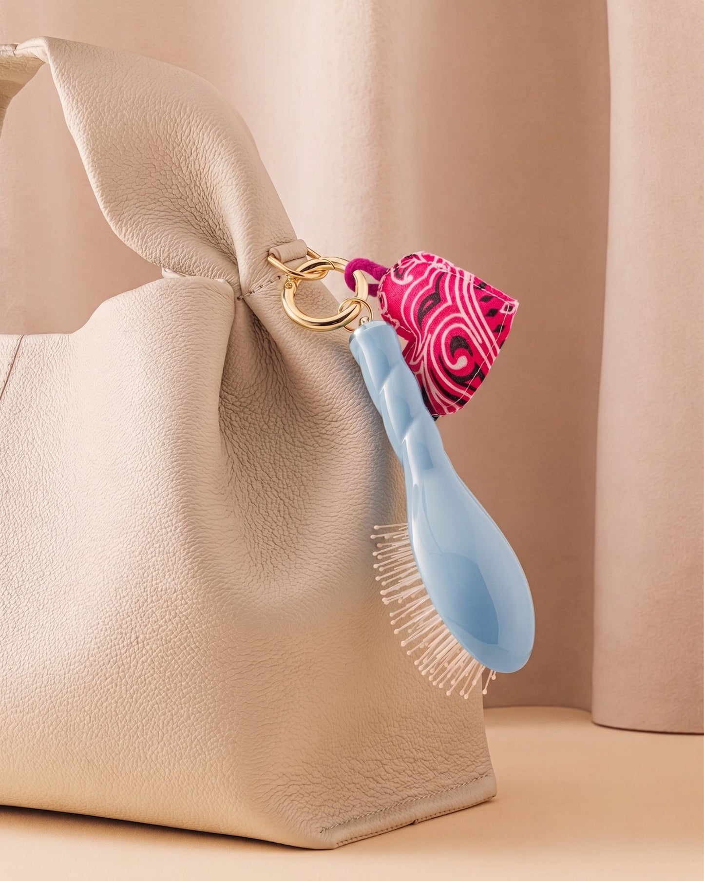 Call It By Your Name x La Bonne Brosse Duo: Mikro Bürste N.04 Himmelblau und ihr Anhänger