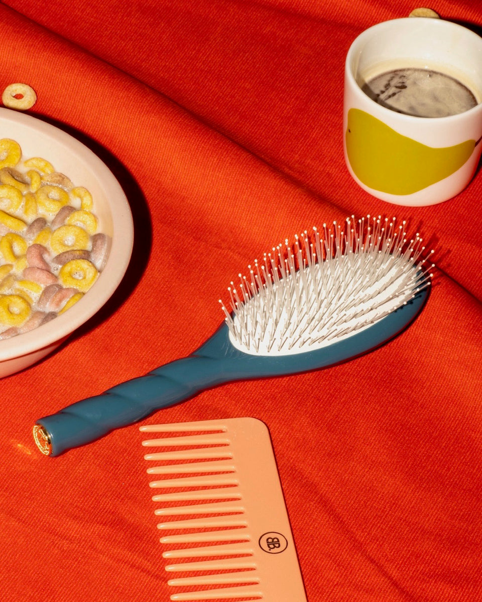 N.04 The Massaging Detangling Hair Brush The Miracle Blue