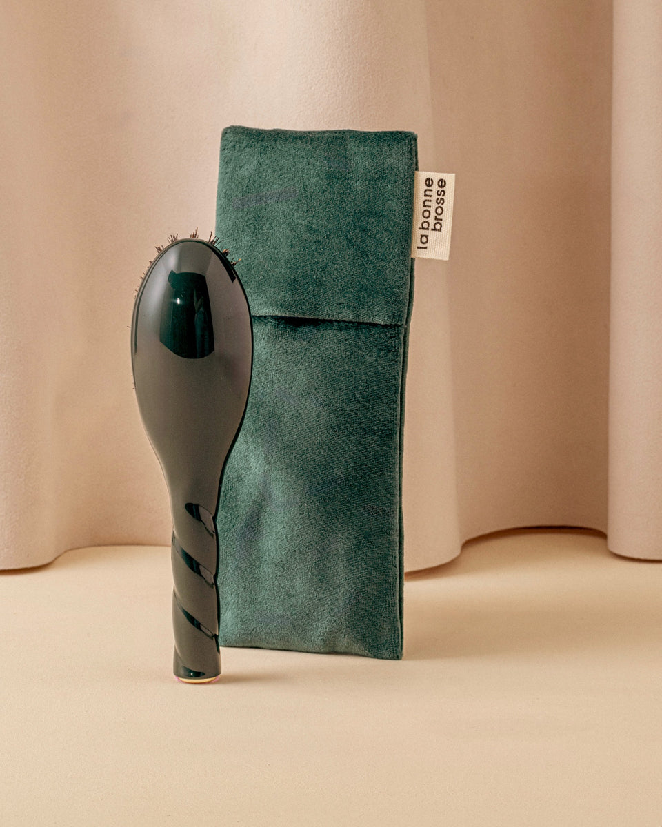 Duo : La Petite Brosse et sa Pochette Vert Emeraude