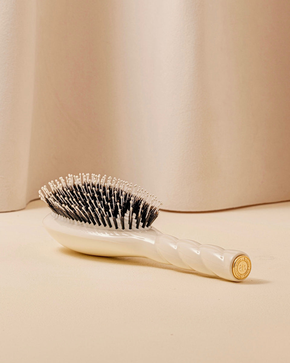 N.03 The Gentle Scalp Care Hair Brush The Essential Softness Creamy White