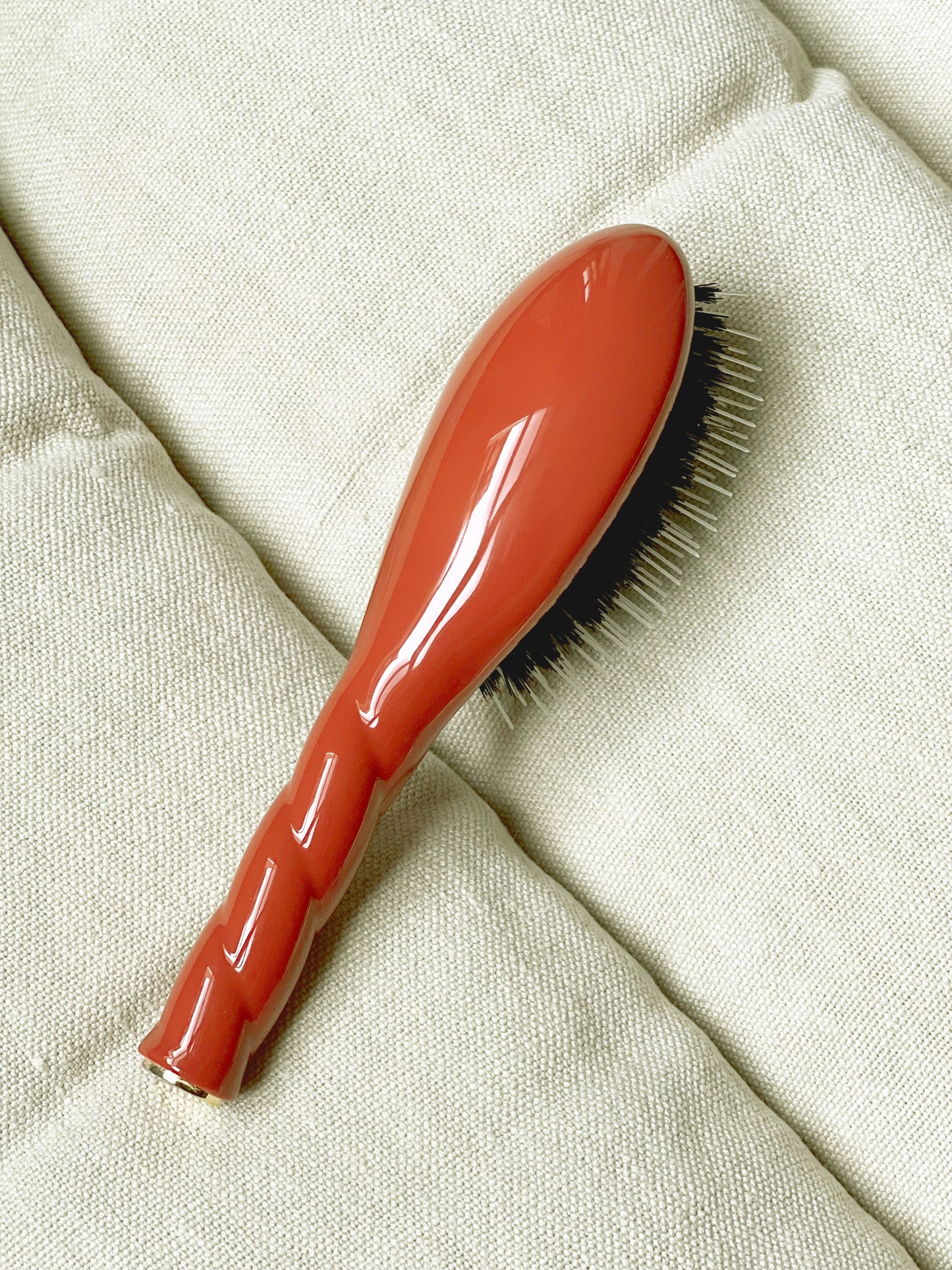 N.02 The Small Care & Detangling Hair Brush THE ESSENTIAL Clay Court