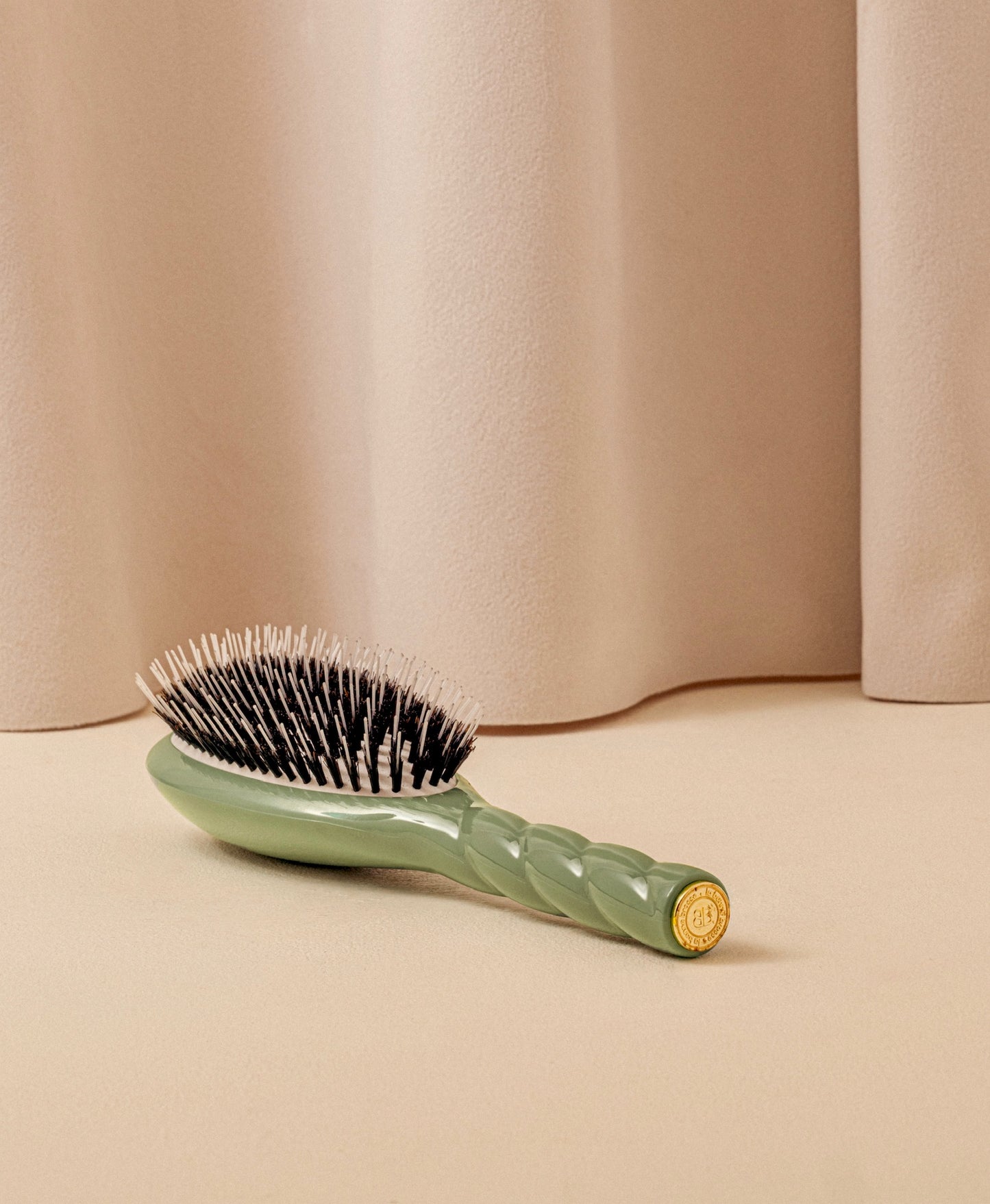 N.02 The Care & Detangling Hair Brush The Essential Almond Green
