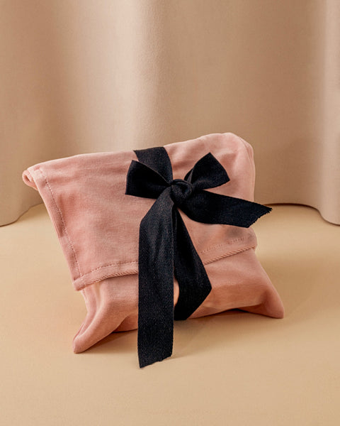 Power Duo: idrata, protegge e dona luminosità – con la sua Pochette di Natale - Image 2