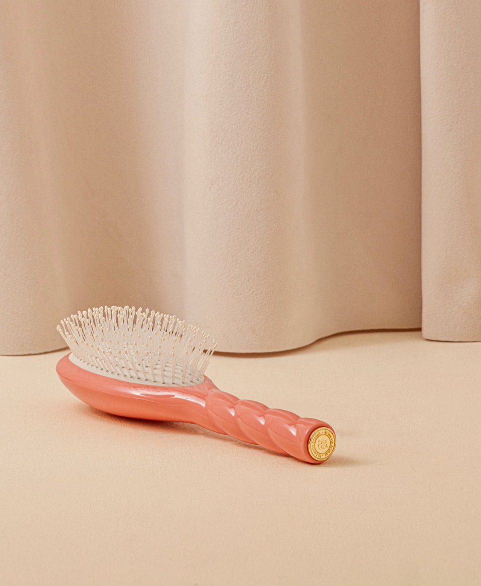 N.04 The Massaging Detangling Hair Brush The Miracle Coral
