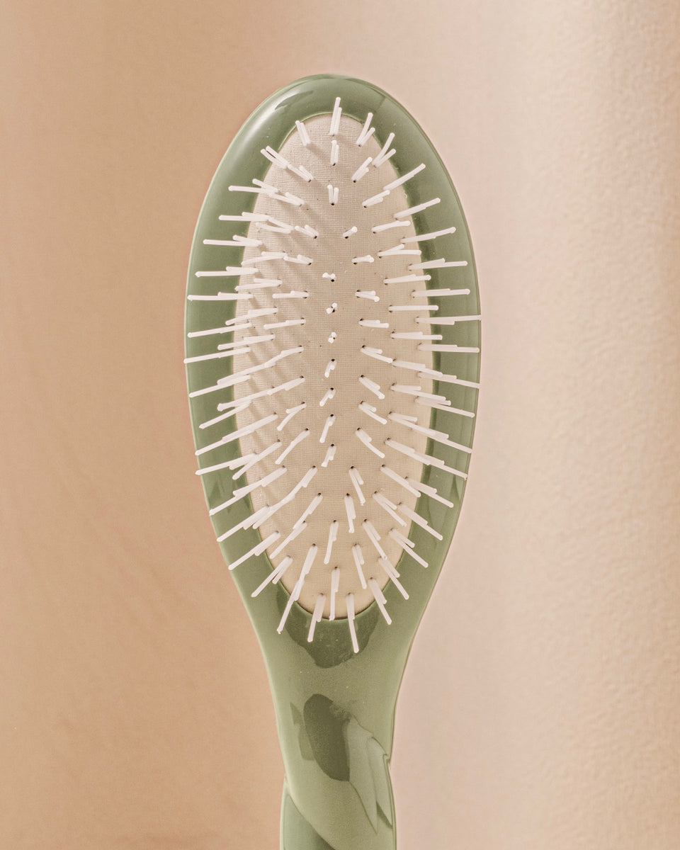 N.07 The Small Stimulating & Detangling Hair Brush The Intense Almond Green