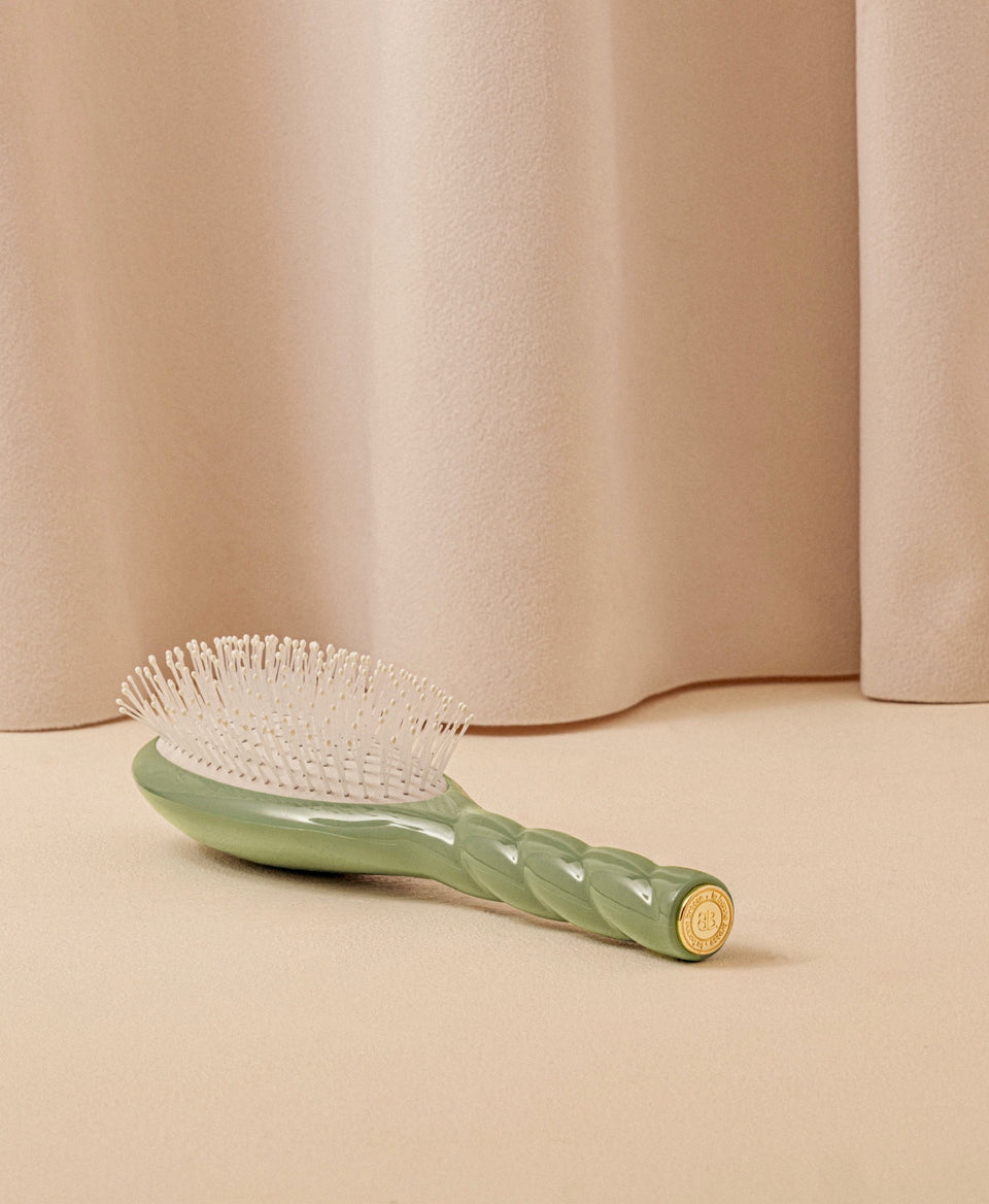 N.04 The Massaging Detangling Hair Brush Almond Green