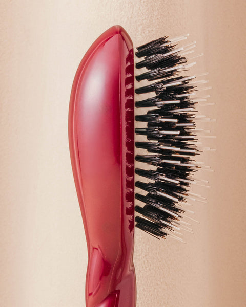 N.02 La Micro Brosse Démêlante & Soin l'Indispensable Rouge Cerise - Image 3