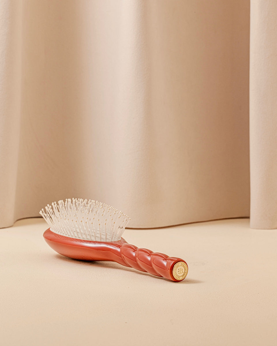 N.04 The Massaging Detangling Hair Brush The Miracle Clay Court