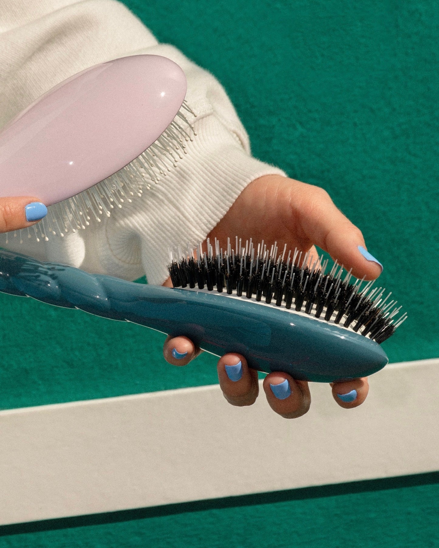 N.02 The Care & Detangling Hair Brush THE ESSENTIAL Blue