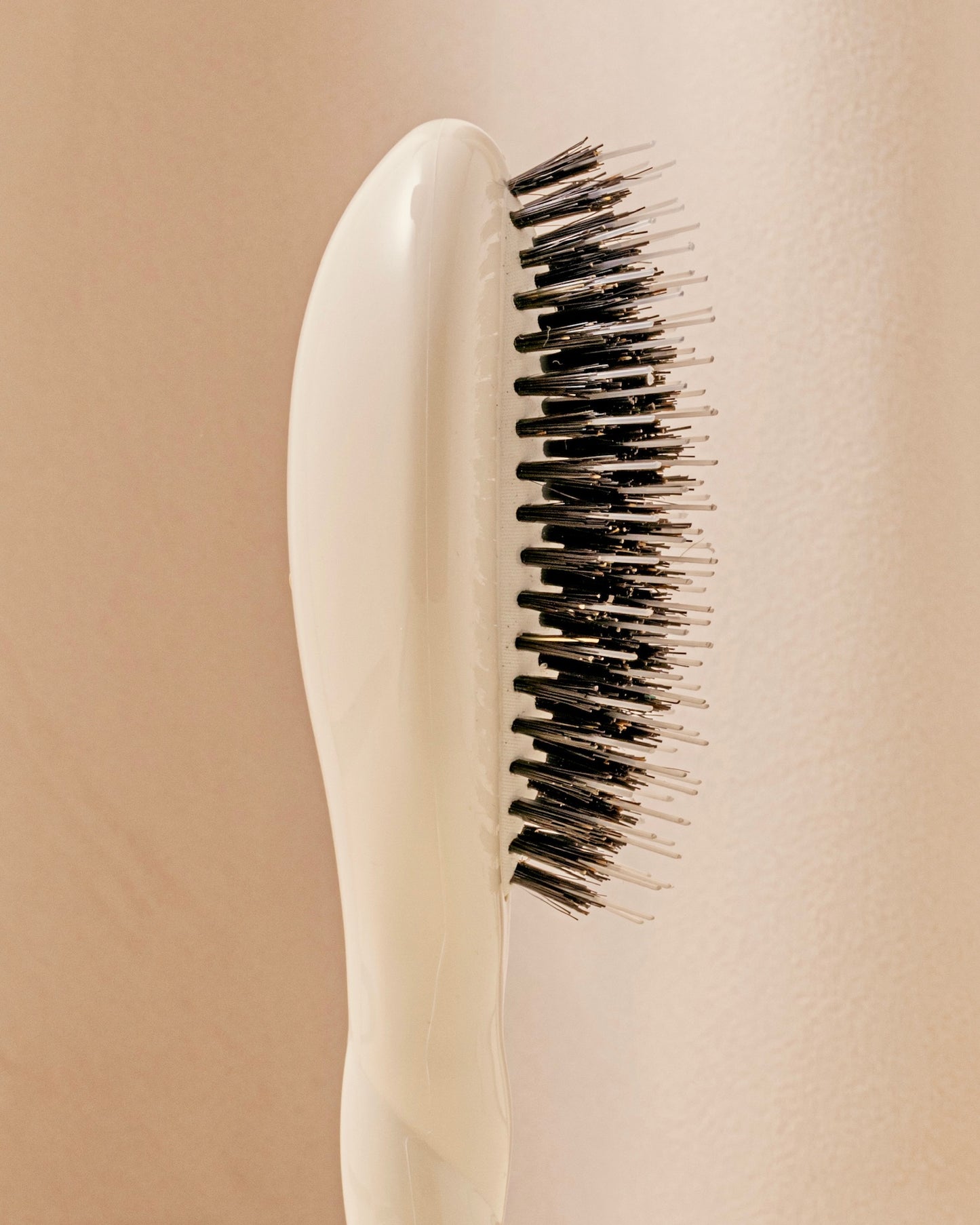 N.02 The Small Care & Detangling Hair Brush THE ESSENTIAL Creamy White