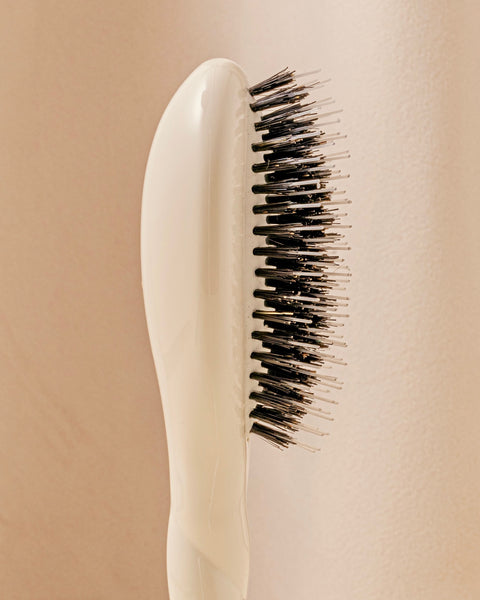 N.02 The Small Care & Detangling Hair Brush THE ESSENTIAL Creamy White - Image 3