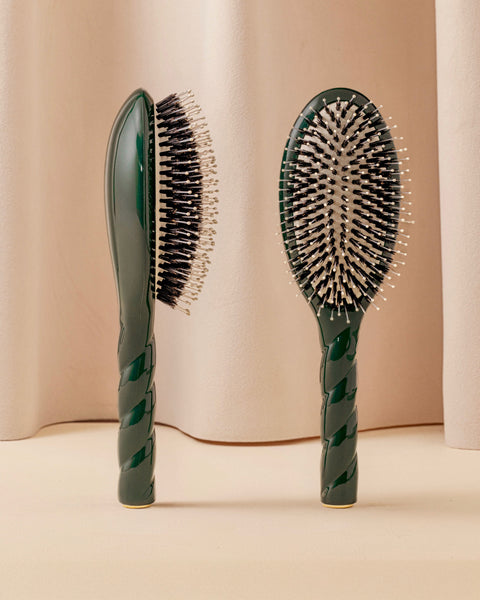 N.03 The Gentle Scalp Care The Essential Softness Brush Emerald Green - Image 1