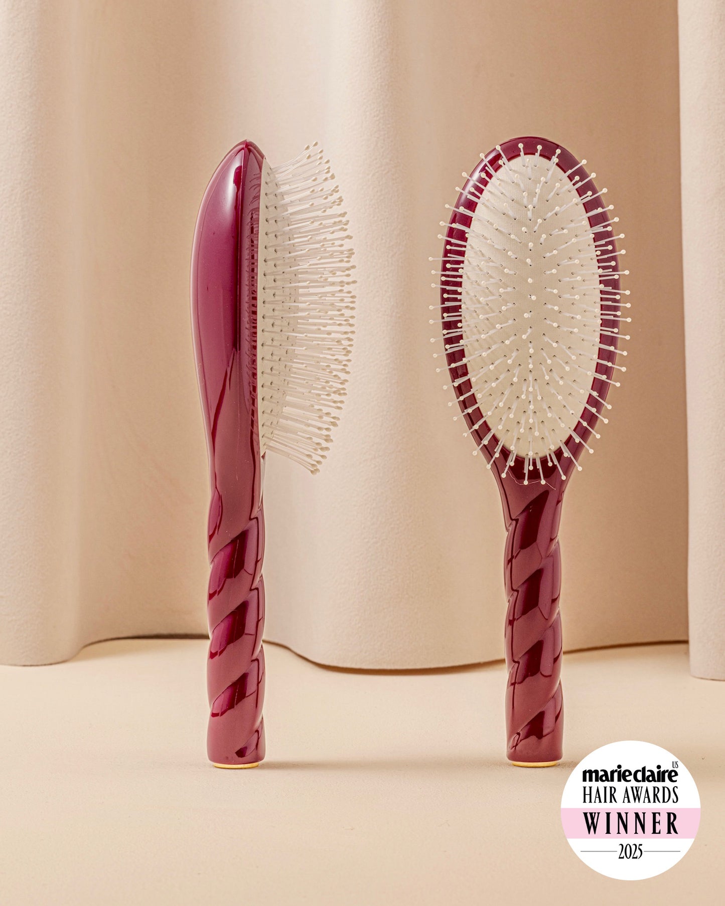 N.04 The Massaging Detangling Hair Brush The Miracle Cherry Red