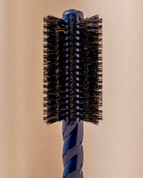 N.08 The Round Blowout Brush Length & Movement Blueberry Blue - Image 1