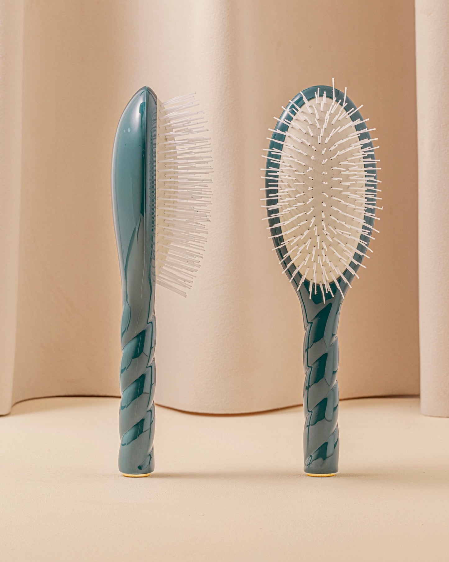 N.07 The Stimulating & Detangling Hair Brush THE INTENSE Ink Blue