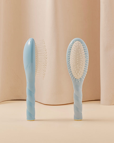 N.04 The Small Massaging Detangling Hair Brush THE MIRACLE Light Blue  - Image 1