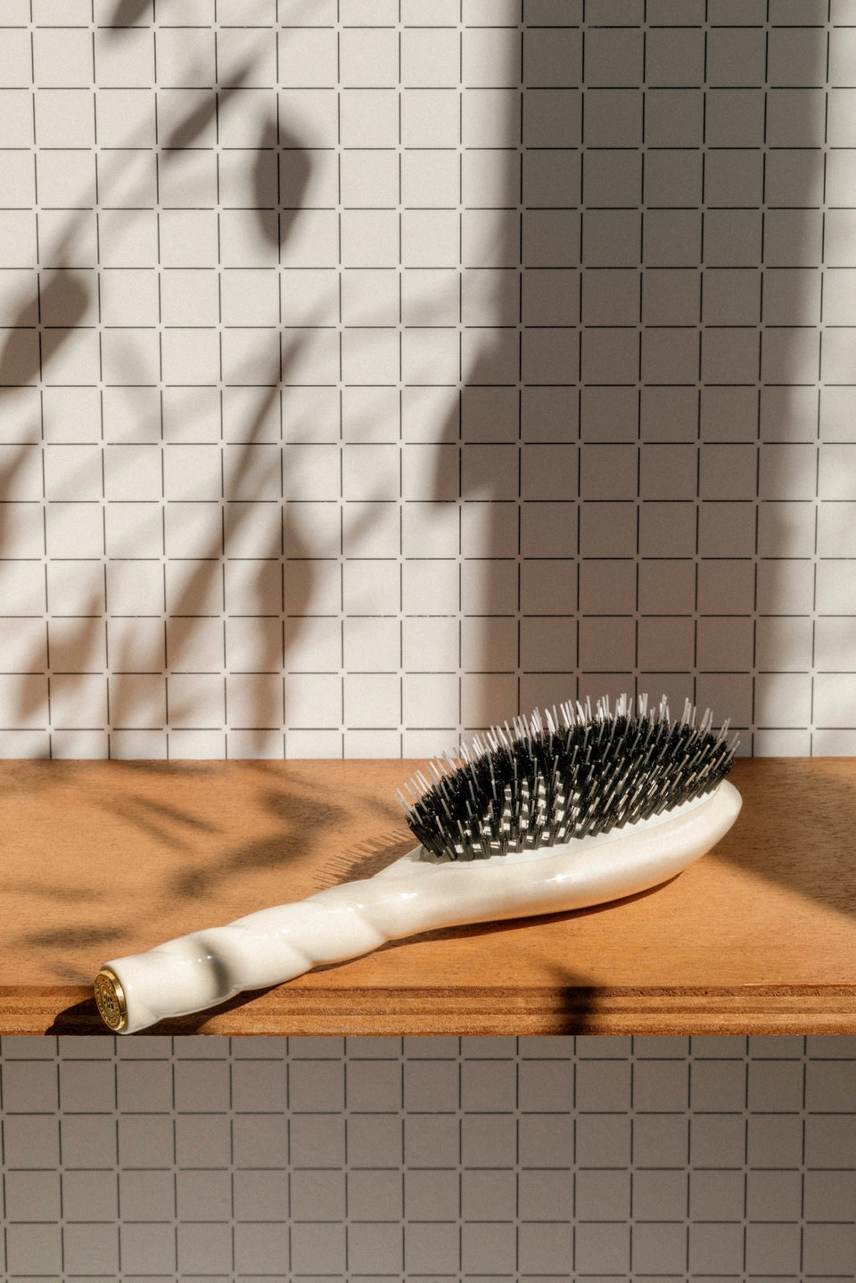 N.02 The Care & Detangling Hair Brush The Essential Creamy White