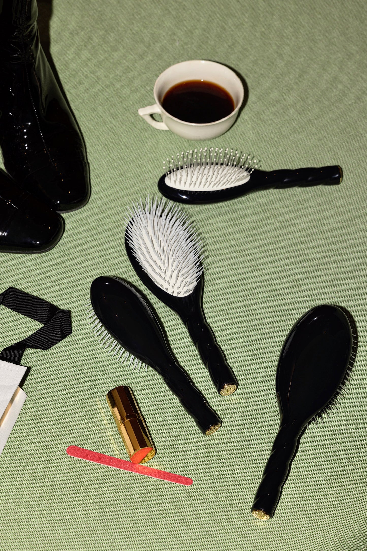 Black Édition N.04 El Pequeño Cepillo Desenredante y Masajeador La Miracle