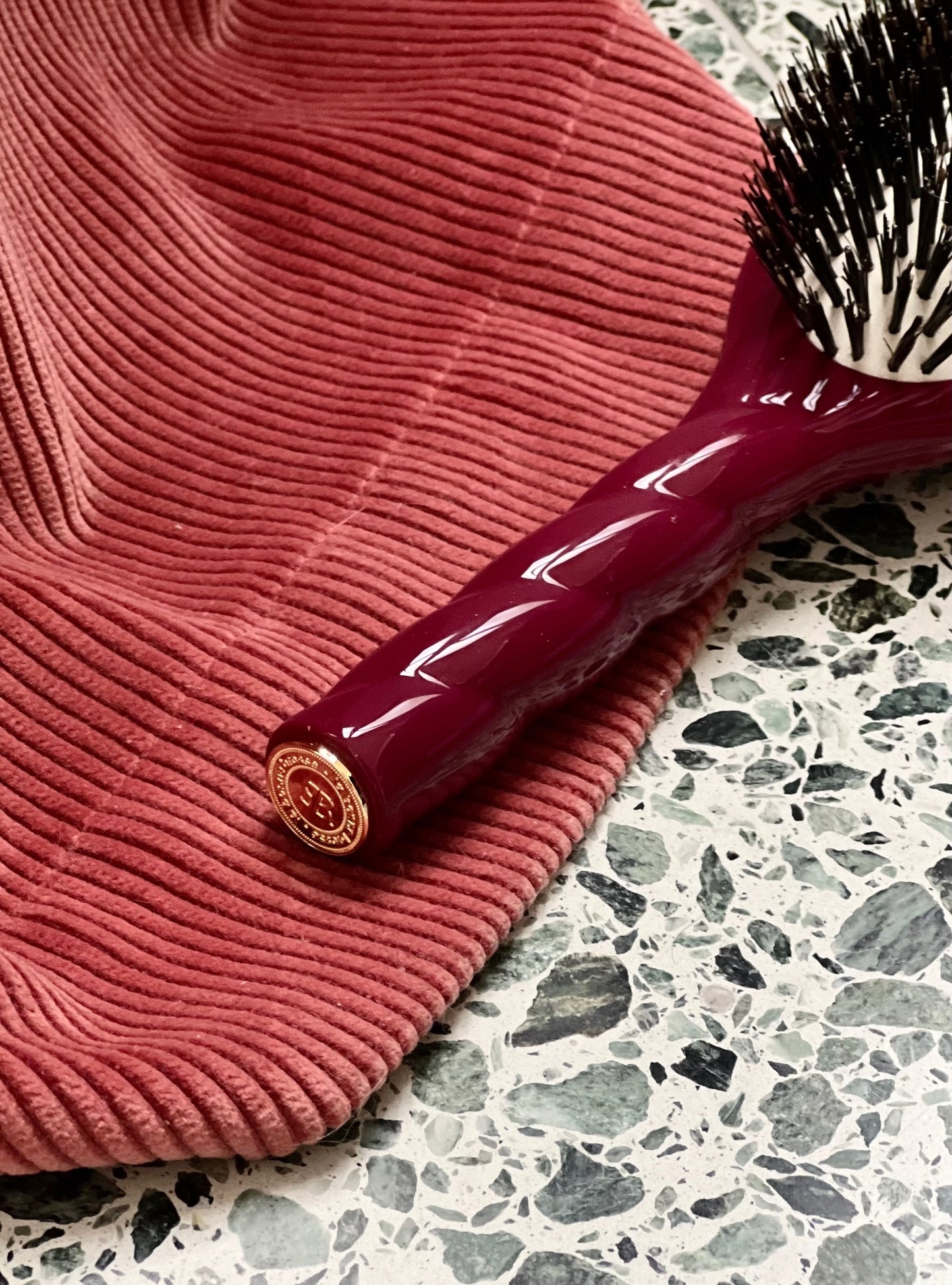 N.01 The Shine & Care Hair Brush THE UNIVERSAL Cherry Red