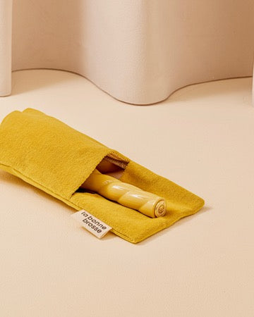 N.03 La Petite Brosse Cuir Chevelu Sensible l'Indispensable Douceur Jaune Safran