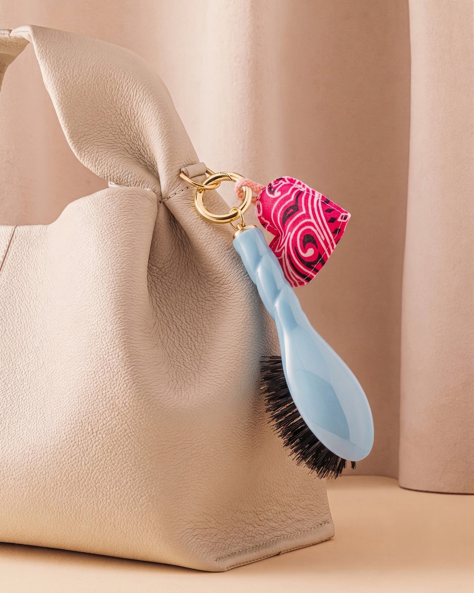 Call It By Your Name x La Bonne Brosse Duo : Mikro Bürste N.01 Himmelblau und ihr Anhänger