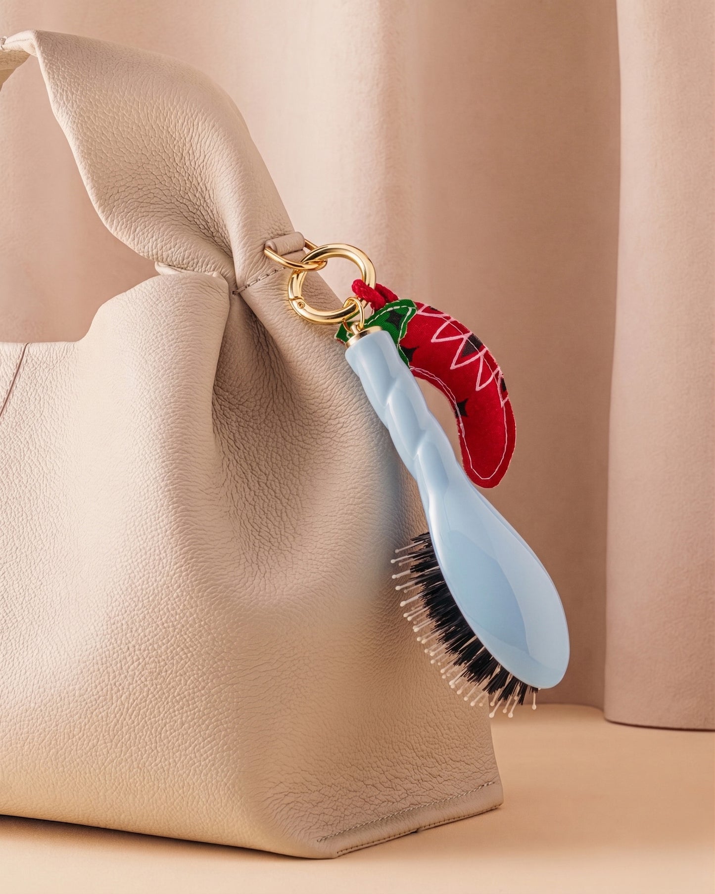 Call It By Your Name x La Bonne Brosse Duo: Mikro Bürste N.03 Himmelblau und ihr Anhänger