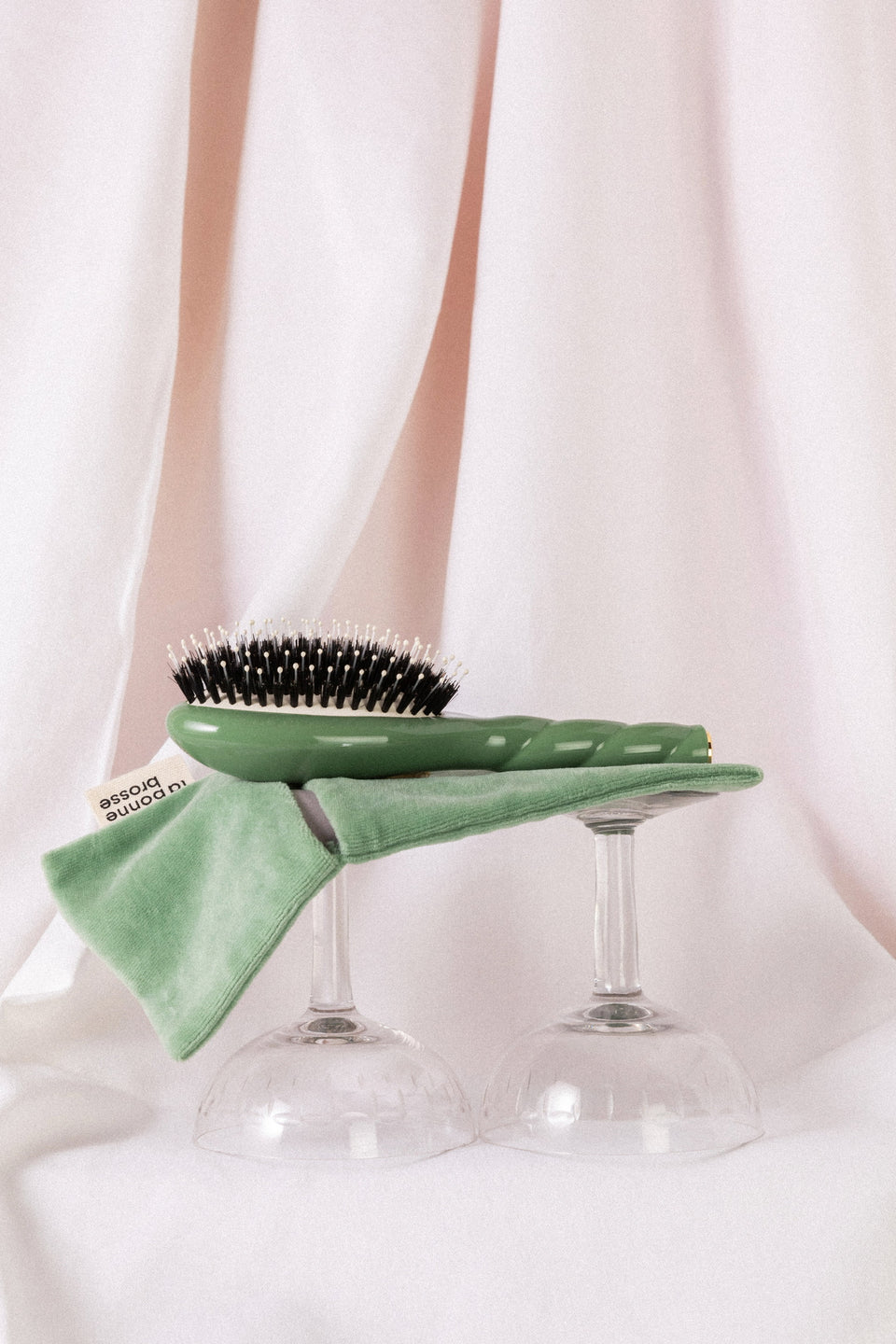 Duo: La Spazzola Piccola e la sua Pochette verde mandorla