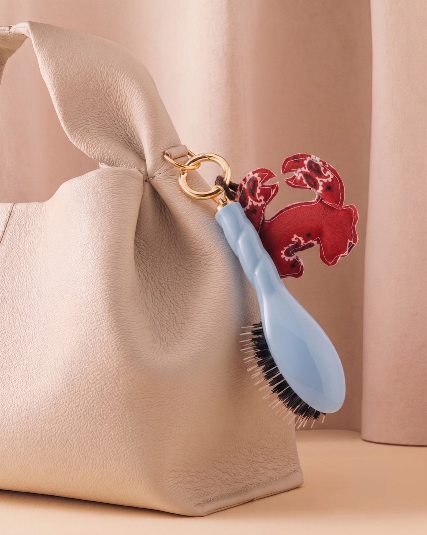 Call It By Your Name x La Bonne Brosse Duo: Micro Spazzola N.02 Blu Cielo e il suo Ciondolo