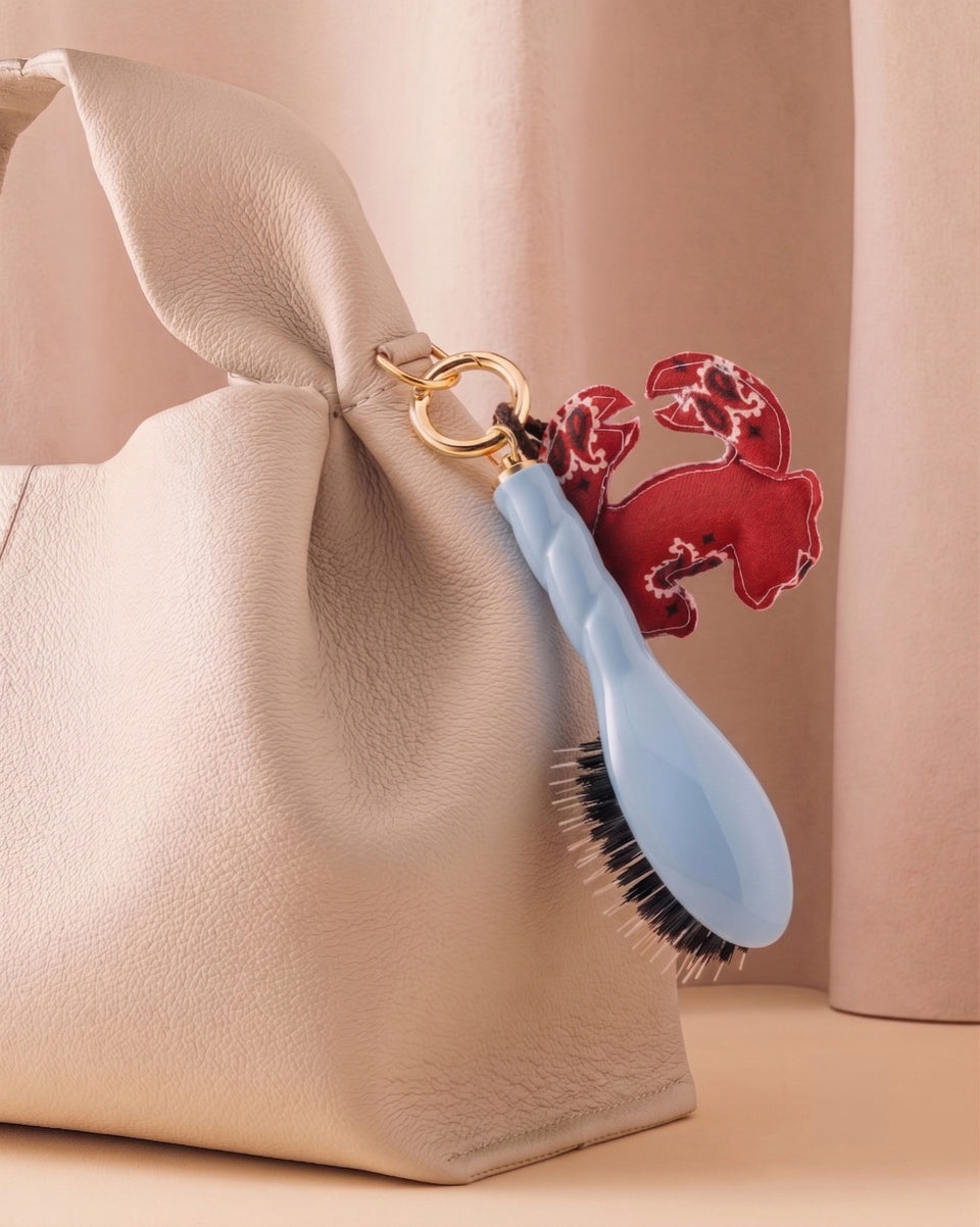 Call It By Your Name x La Bonne Brosse Duo: Micro Spazzola N.02 Blu Cielo e il suo Ciondolo