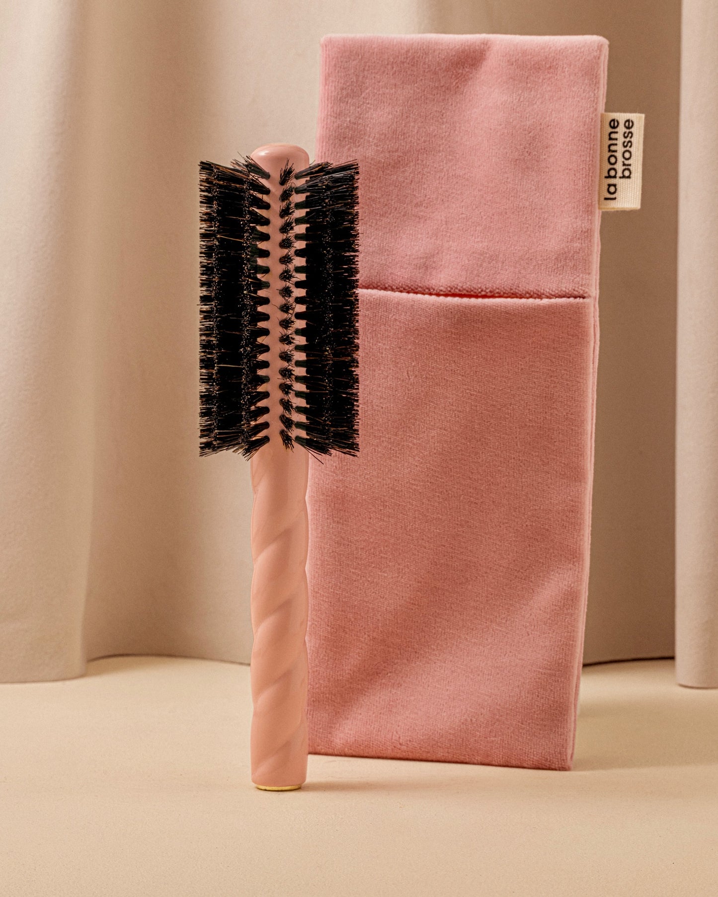 N.08 The Round Hair Brush Length & Movement Pale Pink
