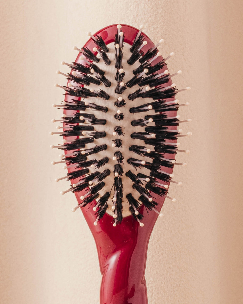 N.03 La Micro Brosse Cuir Chevelu Sensible l'Indispensable Douceur Rouge Cerise
