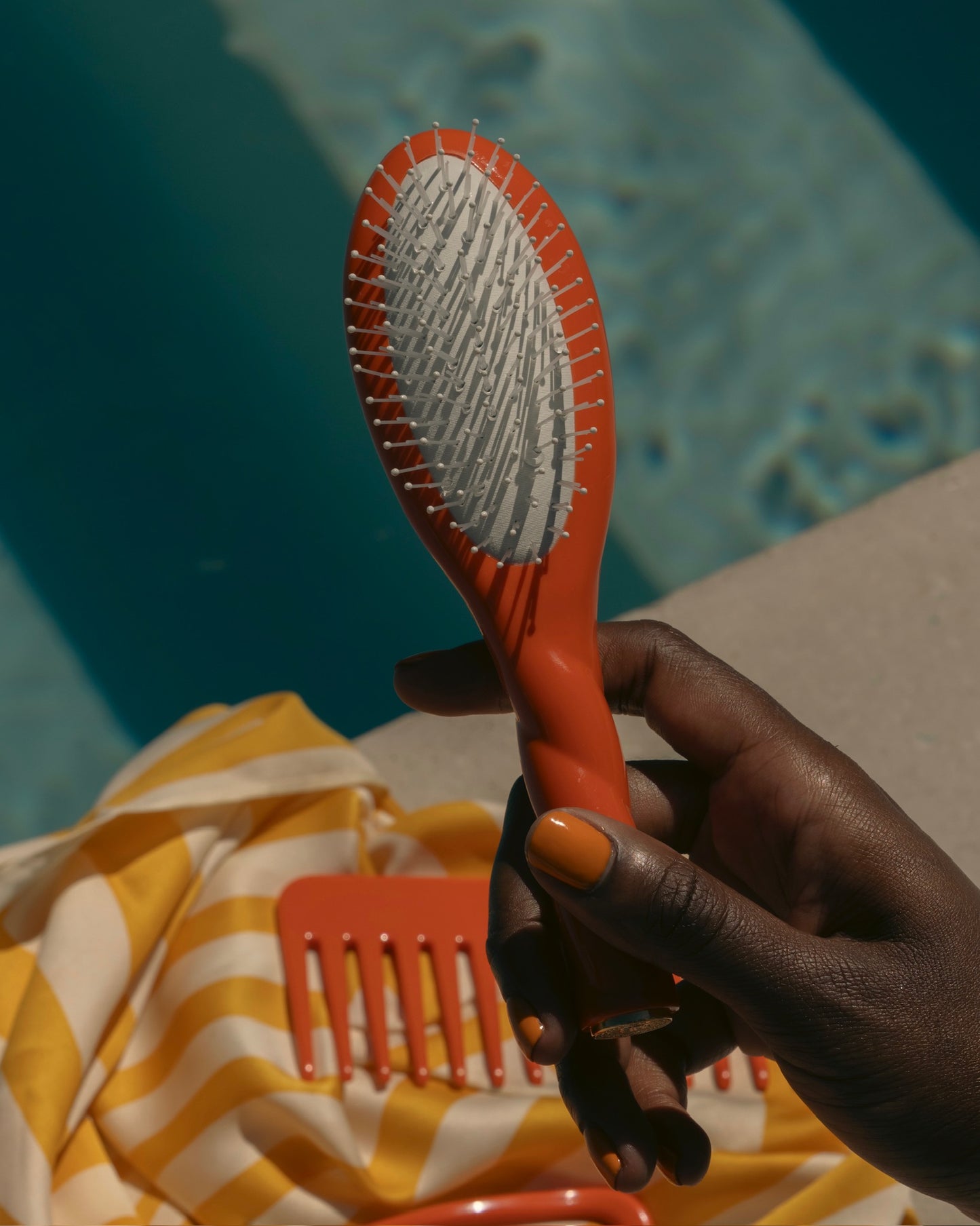 Édition Limitée N.04 La Petite Brosse Démêlante & Massante La Miracle Orange Seventies