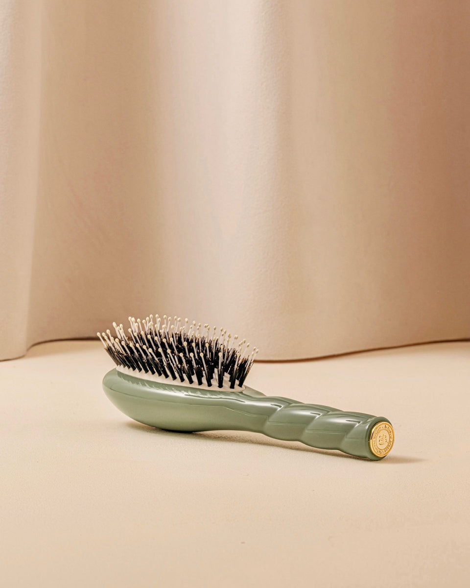 N.03 La Petite Brosse Cuir Chevelu Sensible l'Indispensable Douceur Vert Amande