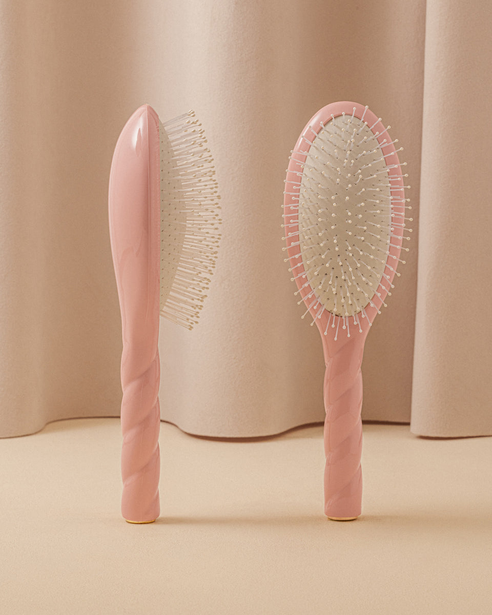 Duo: La Bonne Brosse and Its Powder Pink Pouch
