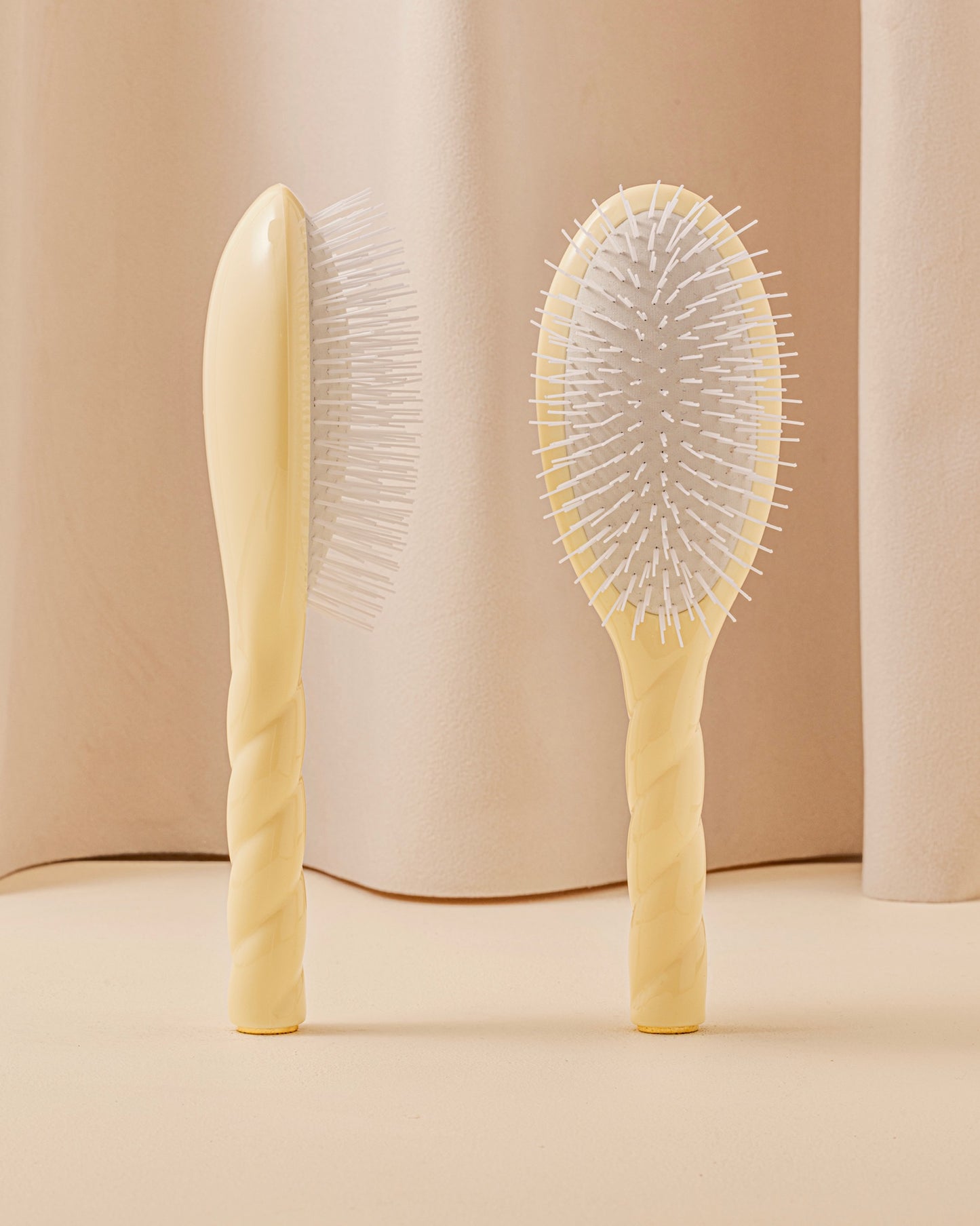 N.07 The Stimulating & Detangling Hair Brush THE INTENSE Light Ivory