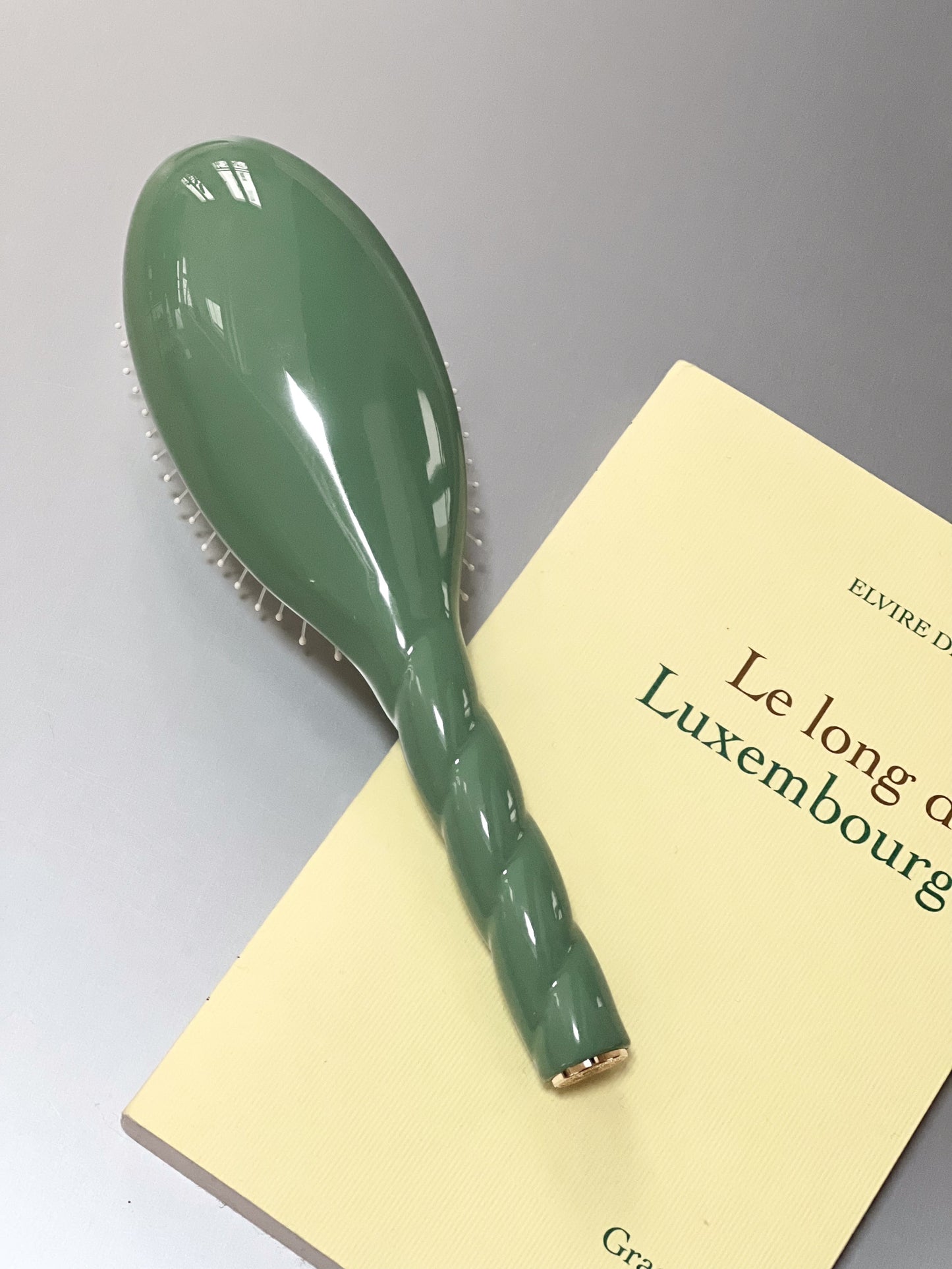 N.04 The Massaging Detangling Hair Brush Almond Green