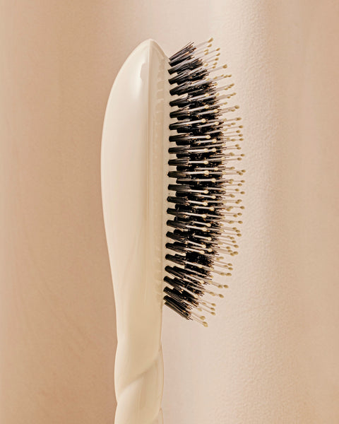 N.03 The Gentle Scalp Care Hair Brush The Essential Softness Creamy White - Image 3