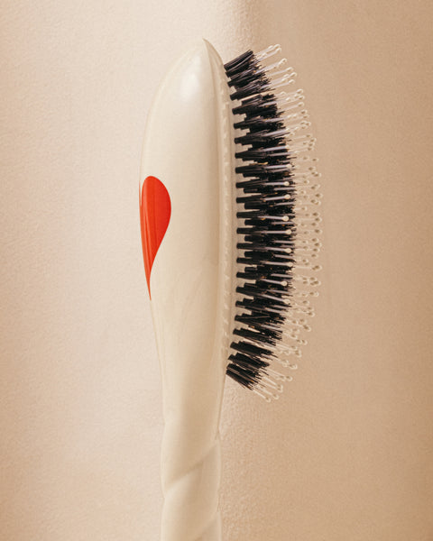 Limited Edition Queen of Hearts N.03 The Sensitive Scalp Brush The Essential Softness - Image 3