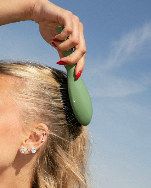 N.02 The Small Care & Detangling Hair Brush THE ESSENTIAL Almond Green - Image 2