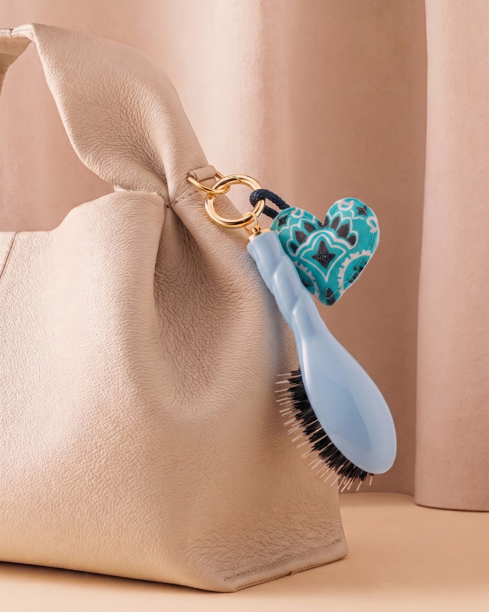 Call It By Your Name x La Bonne Brosse Duo: Micro Spazzola N.02 Blu Cielo e il suo Ciondolo
