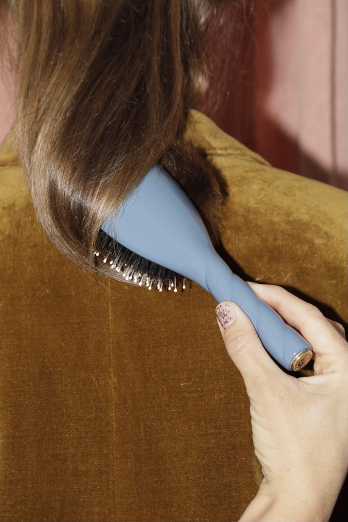 femme se brossant les cheveux