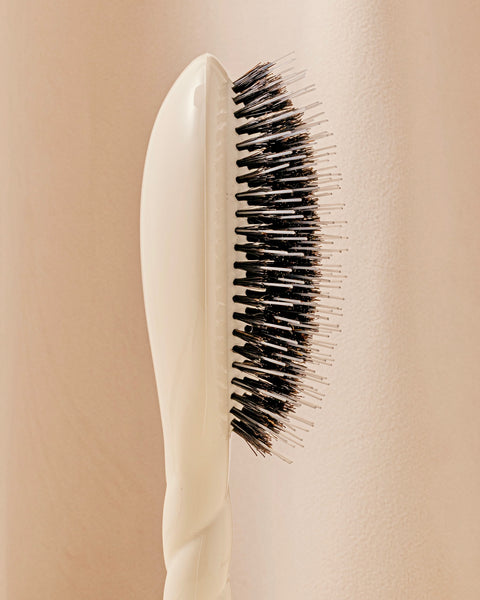 N.02 The Care & Detangling Hair Brush THE ESSENTIAL Creamy White - Image 3