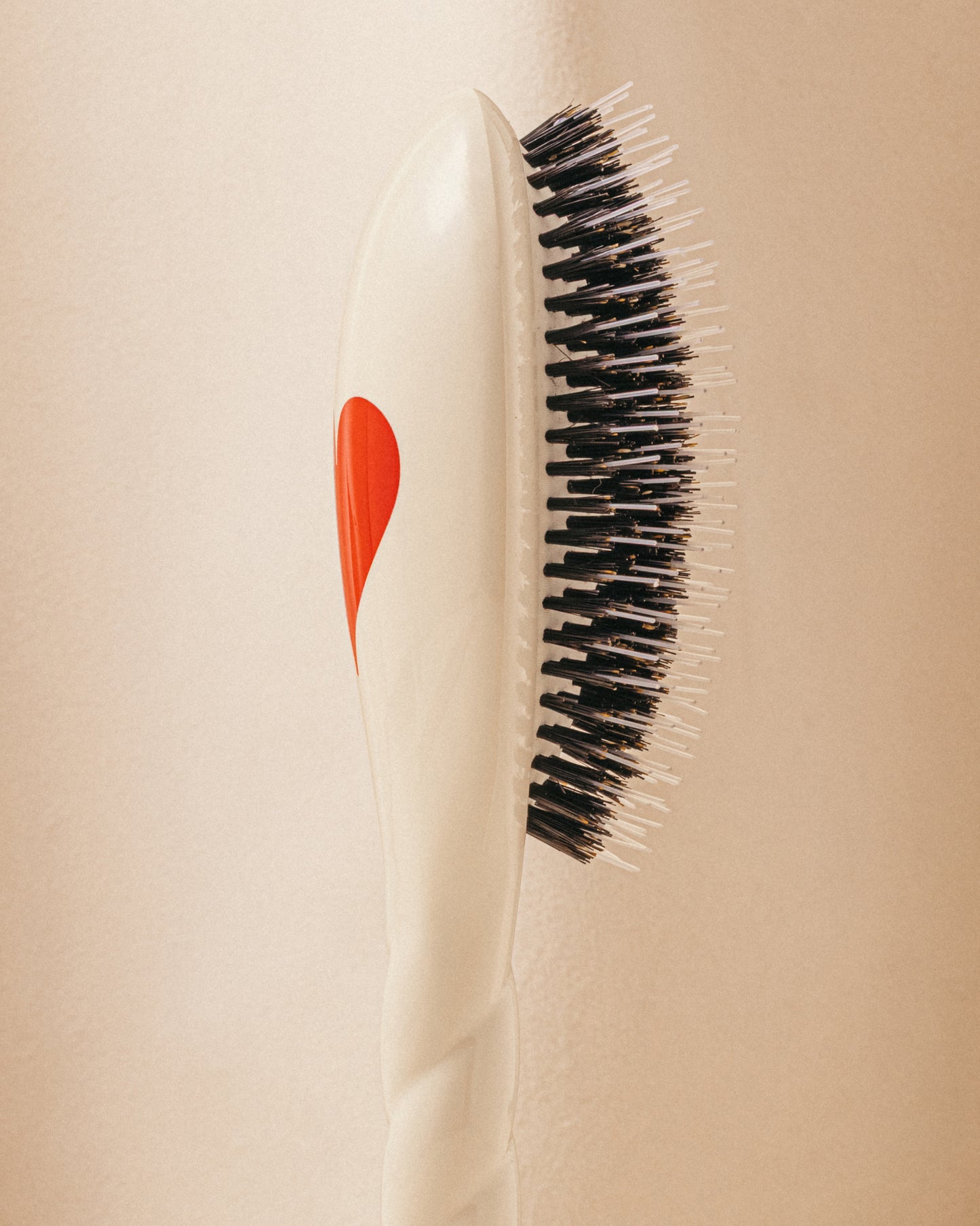 Limited Edition Queen of Hearts N.02 The Detangling & Care Brush The Essential