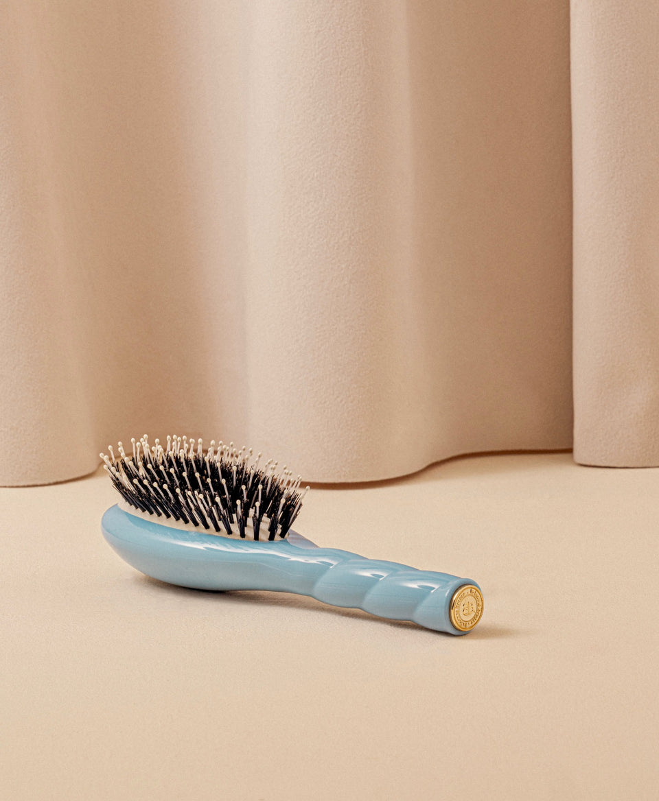 N.03 La Petite Brosse Cuir Chevelu Sensible l'Indispensable Douceur Bleu Ciel