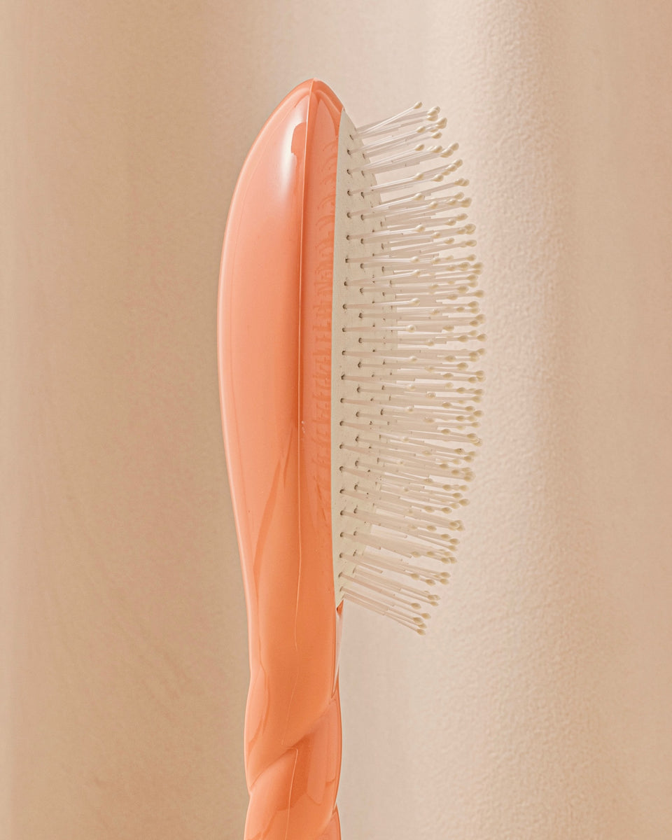 N.04 The Massaging Detangling Hair Brush The Miracle Coral