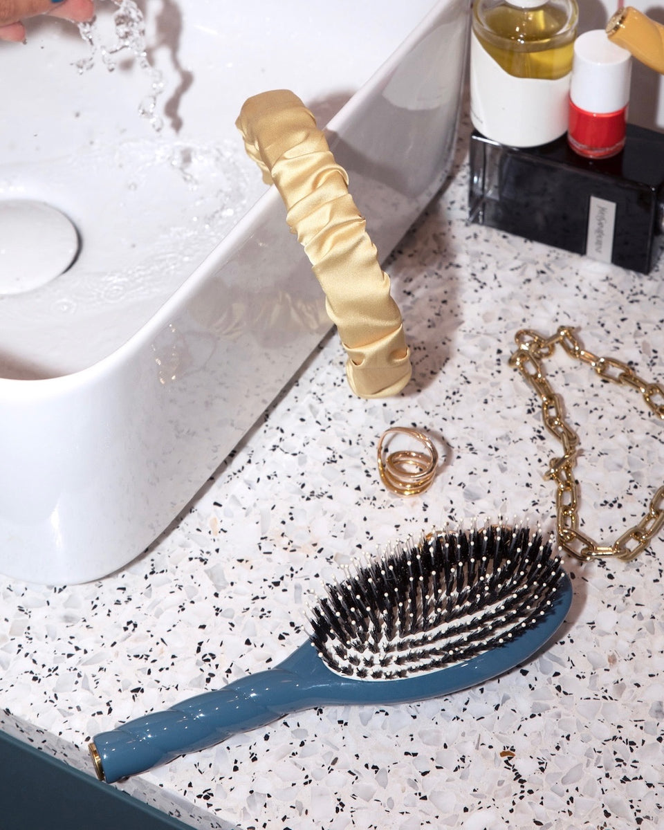N.03 The Gentle Scalp Care Hair Brush The Essential Softness Blue