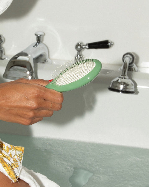 N.04 The Small Massaging Detangling Hair Brush THE MIRACLE Almond Green - Image 2