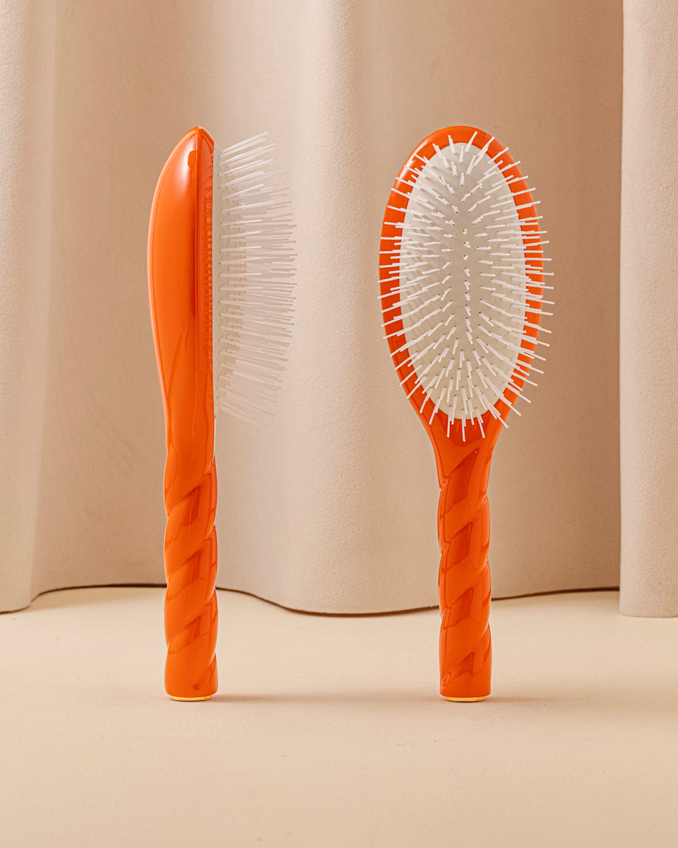 Limited Edition N.07 The Detangling & Stimulating Brush Intense Orange Seventies