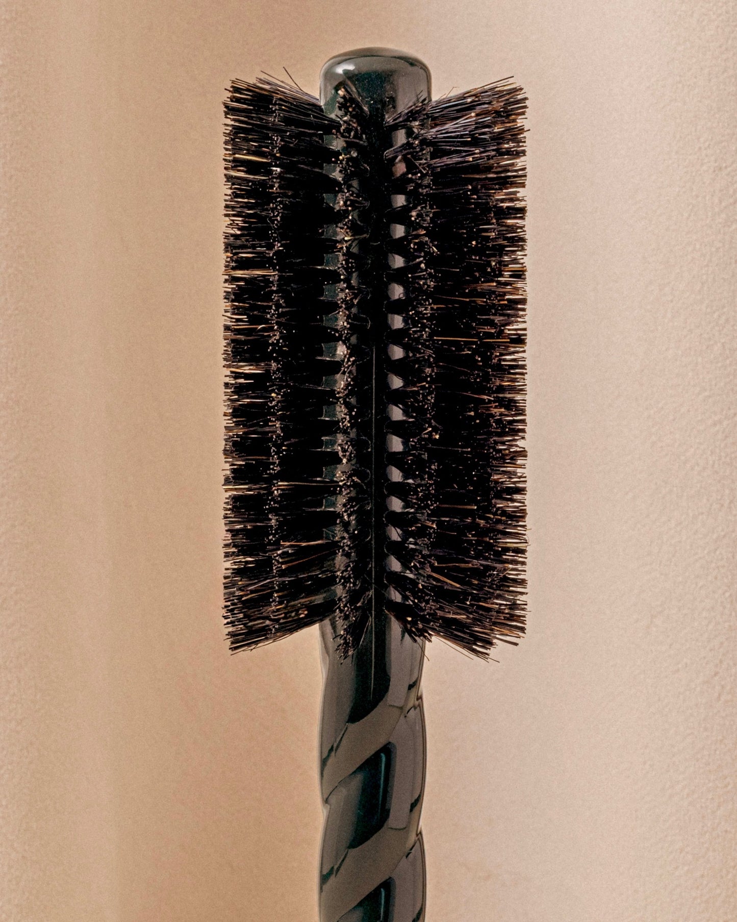 N.08 The Round Blowout Brush Length & Movement Emerald Green