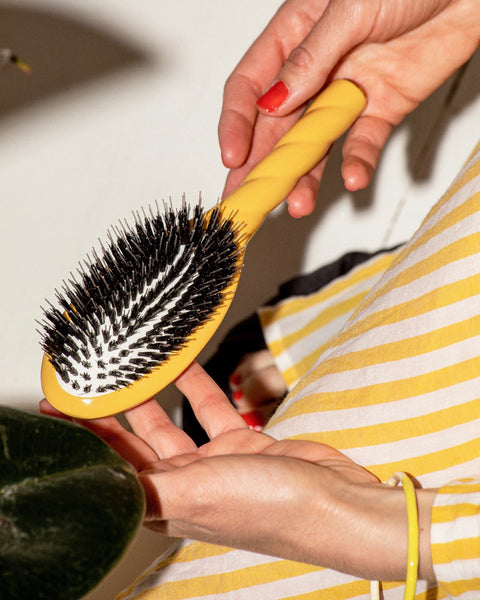 N.02 The Care & Detangling Hair Brush THE ESSENTIAL Saffron Yellow - Image 2
